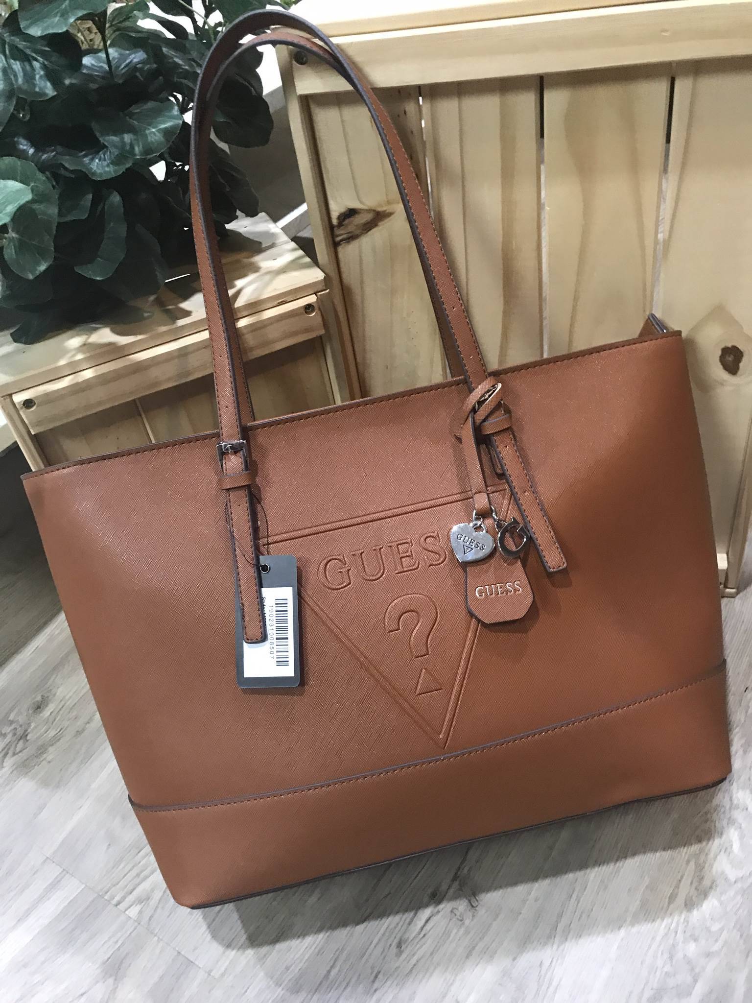ReStock! พร้อมส่งดำ/น้ำตาลค่ะ GUESS SAFFIANO SHOPPER BAG กระเป๋าสะพายทรง Tote จากแบร์น GUESS วัสดุหนัง Saffiano สวยอยู่ทรงสไตล์ PRADA ขนาดใหญ่ น้ำหนักเบา ด้านหน้าปั้มโลโก้แบรนด์ พร้อมห้อย TAG โลโก้อะไหล่ตัว G และรูปหัวใจที่หูกระเป๋าถอดเเยกใช้ได้ เปิดปิดด้