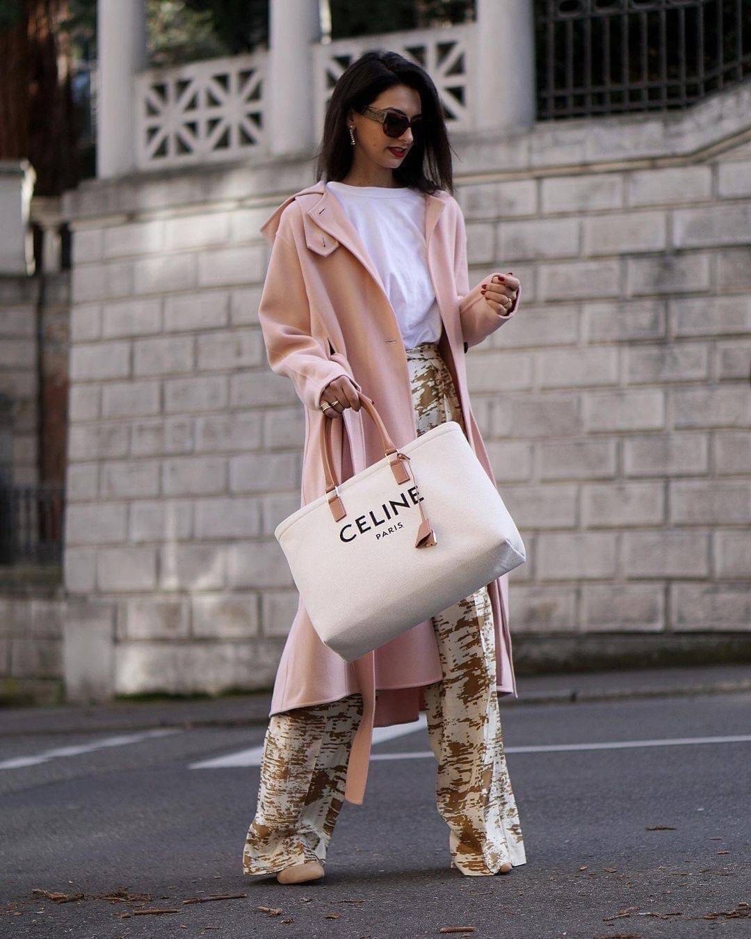 รุ่นขายดีในตำนาน! Celine Horizontal Cabas Canvas / CELINE TOTE BAG กำลังมาแรงในยุคปัจจุบันเลยทีเดียวเพราะด้วยขนาดและดีไซน์ของกระเป๋าแบบถุงกระดาษทรงสี่เหลี่ยมผืนผ้า