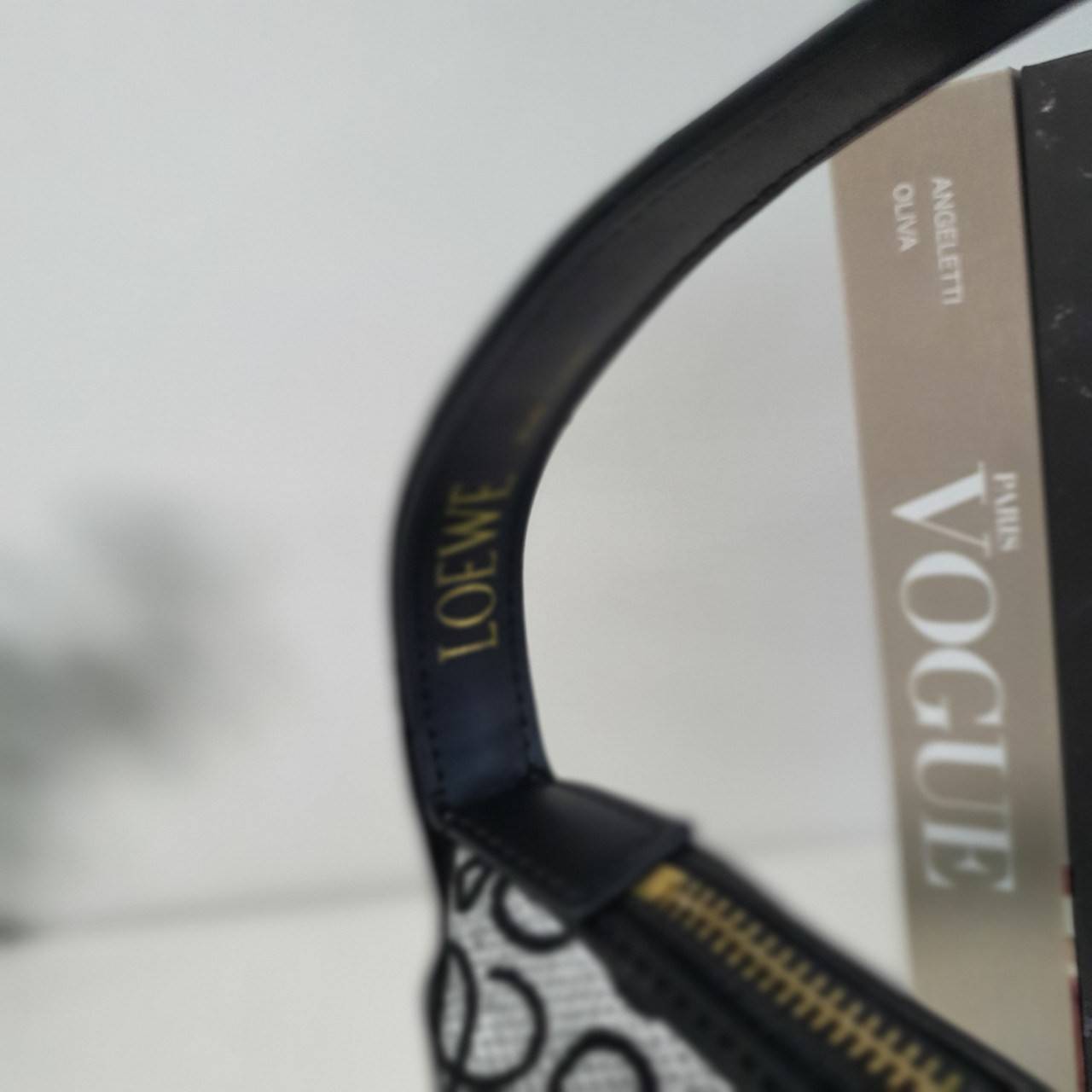 LOEWE CANVAS BAG VIP GIFT WITH PURCHASE (GWP) พรีเมี่ยมกิ๊ฟ Limited จาก LOEWE HAUTE PARFUME DUTYFREE COUNTER วัสดุ CANVAS ตัดหนังแท้ ดีไซน์ทรงยอดฮิตประจำปีเลย! ปักโลโก้แบรนด์บนผ้าทั้งใบเป็นเอกลักษณ์ เปิดปิดด้วยซิปยาวภายในโล่งกว้าง ใส่กระเป๋าสตางค์ยาว มือถ