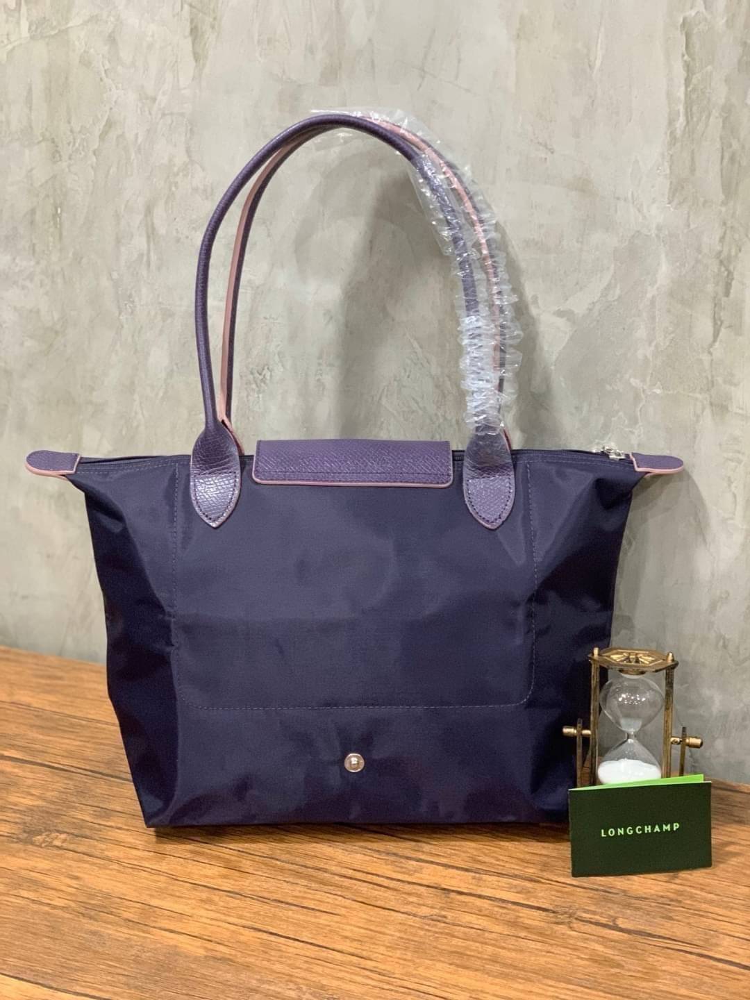 Longchamp LE PLIAGE Club (พร้อมส่ง 8 สี) TOTE BAG S กระเป๋ารุ่นยอดนิยม ที่สาวๆ ต้องมีไว้เก็บไว้สักใบ ด้วยตัวน้ำหนักกระเป๋า Longchamp เบาแสนเบา แต่จุของได้เยอะมาก สำหรับลุคทางการกึ่งลำลอง แฝงความสบาย ยามเดินทาง จุดเด่นอย่างหนึ่งของ กระเป๋าก็คือ สามาถพับเก็