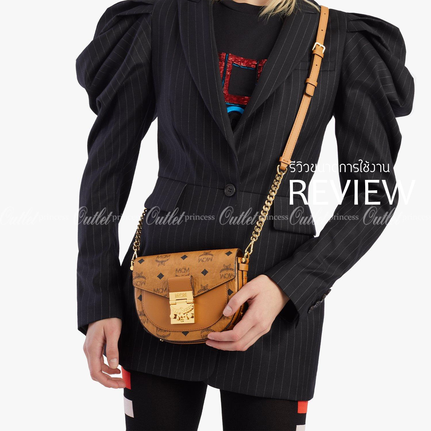 M.C.M MINI PATRICIA CROSSBODY IN VISETOS กระเป๋าสะพายไซส์มินิ แรงดีไม่มีตกน้า คอลเลคชั่นนี้ดีไซน์แปลกใหม่ ทรงโค้งมน สวยหรู ด้านข้างตกแต่งหมุดทองรอบใบ วัสดุตัวกระเป๋าเป็นหนังแคนวาสคุณภาพดี ภายในเป็นหนังกลับสีส้มโดดเด่นเป็นเอกลักษณ์ มีช่องใส่บัตรแยกให้ เปิด