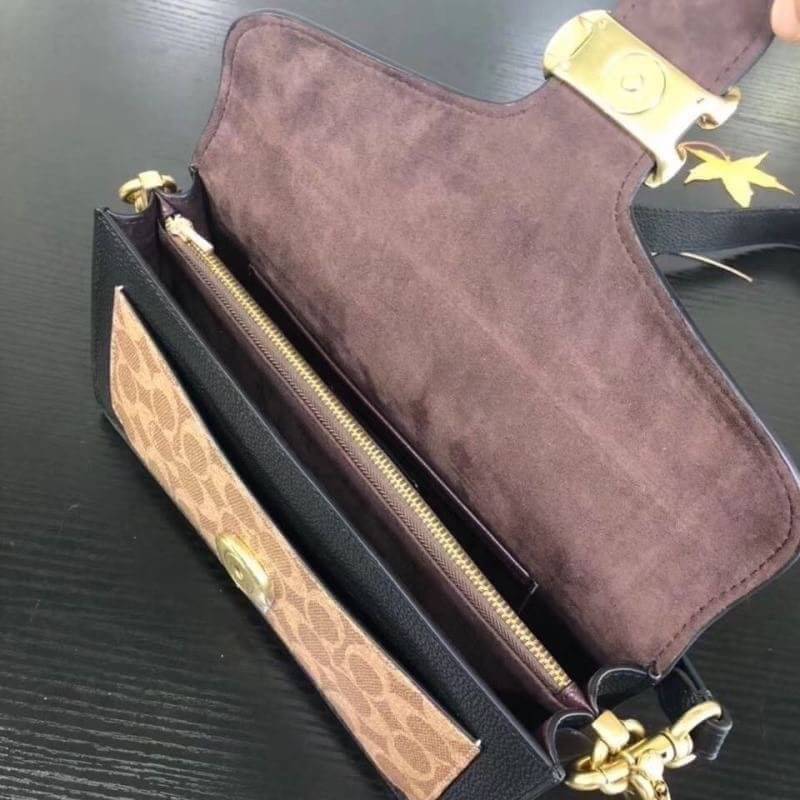 COACH TABBY SHOULDER BAG 26 พร้อมส่งที่ไทยอีกครั้งค่ะ!! กระเป๋าหิ้ว//คล้องไหล่//สะพายข้างได้ สุดคุ้ม! หนังแท้เรียบคลาสสิคเพิ่มความหรูเข้ามาค่ะ ด้านหน้ามีอะไหล่แบรนด์ตัวใหญ่โดดเด่น เปิดปิดกระเป๋าแบบกระดุมแม่เหล็ก ภายในมีช่องหลักใส่ของ2ช่อง;สามารถใส่กระเป๋า