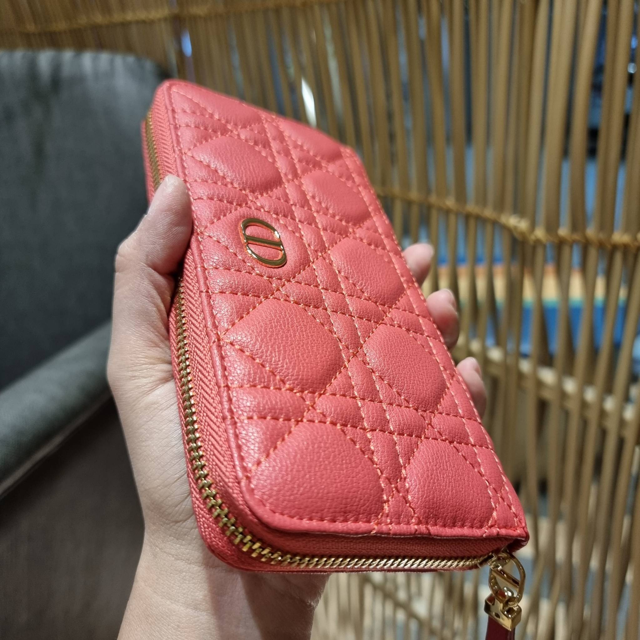 VIP 】CD LONG WALLET WITH GWP ใหม่ล่าสุด กระเป๋าสตางค์ใบยาว พิเศษจาก duty free ใบจริงสวยคม ใช้แล้วรับทรัพย์ ขับผิว วัสดุหนังแท้เต็มใบ สัมผัสดีงาม เปิด-ปิดด้วยซิปรอบ ภายในใส่บัตรได้เยอะ ใส่ธนบัตรได้เต็มที่ มีช่องซิปใส่เหรียญได้ พร้อมส่งความสวยถึงบ้านแบบครบเ