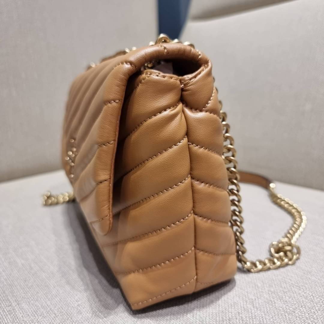 TORY BURCH KIRA CHEVRON CONVERTIBLE SHOULDER BAG (SMALL / MEDIUM) กระเป๋าสะพายรุ่นยอดฮิต ไซส์คลาสสิค ที่ใช้ยังไงก็ดูหรู ดีไซน์เฉพาะตัว วัสดุหนังแกะ สัมผัสนิ่ม เปิด-ปิดด้วยกระดุมแม่เหล็ก ภายในเป็นช่องโล่ง ใส่กระเป๋าสตางค์ มือถือ เครื่องสำอางค์ พาวเวอร์แบงค