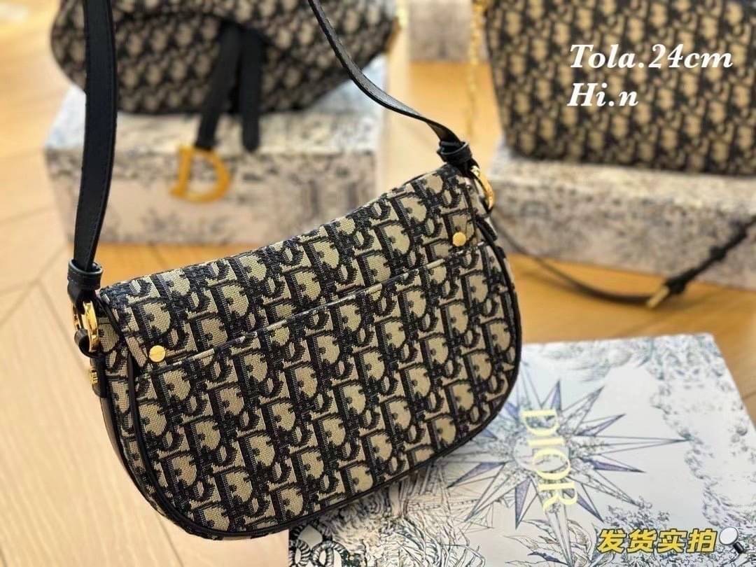 DIOR Small CD Besace Bag กระเป๋าสะพายทรงสวย ดีไซน์โลโก้โดดเด่นและหรูหรา ผ้าแจ็กการ์ดสวยเด่นเป็นเอกลักษณ์ ดีเทลดูดีมีกิมมิคในตัว สะพายทำงาน ไปเที่ยว ไปเดท ได้ทุกโมเมนต์ เป็นไอเท็มที่ควรมีไว้ติดบ้านอีกใบเลยน้า