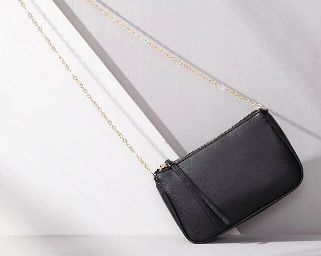 สินค้ามาใหม่ค่า😊 ทรงสุดฮิตจากแบรนด์ h&m กระเป๋า ทรงshoulder & clutch bag ตัวกระเป๋าลายหนังดี๊ดีค่า นิ่มมาก สามารถเก็บสายถือเป็นคลัชได้เลยน้า หรือสะพายพาดลำตัวก้อน่ารักค่าใบนี้ เรียบๆ เข้ากับชุดง่าย #จุดเด่นที่ น้ำหนักเบา สามารถ สะพายไหล่ข้างลำตัว