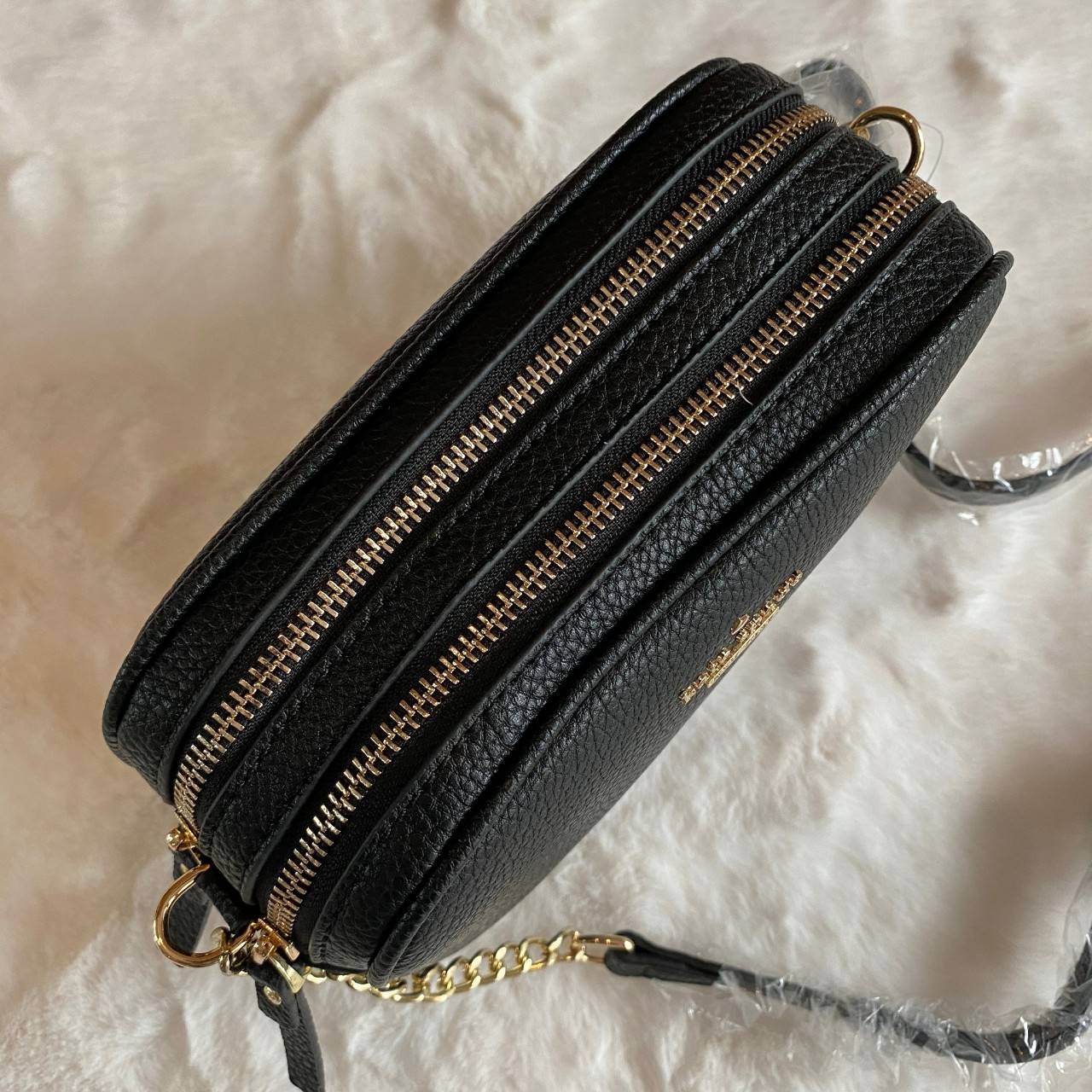 ของแท้ Kate Spade New York Mini Leather Shoulder Bag กระเป๋าสะพายขนาดมินิหนังสวยหรูอยู่ทรงด้านหน้าประดับโลโก้สีทอง