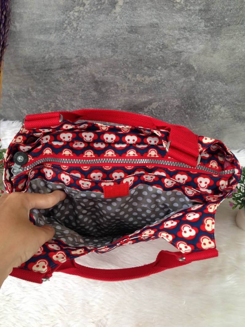 Kipling รุ่น Cicele กระเป๋าสะพายไหล่ใบใหญ่ สวยน่ารัก ตัวกระเป๋าด้านในเป็นช่องโล่งแบบปิดเปิดด้วยซิป มีช่องซิปด้านใน ด้านข้างกระเป๋า มี 2 ช่อง ปิดเปิด ด้วยเทป พร้อมที่ใส่โทรศัพท์ ปากกา และ MP 3 ในส่วนด้านใน และ ด้านข้างกระเป๋า ซ้าย-ขวา เป็นช่องขนาดเล็กสำหรั