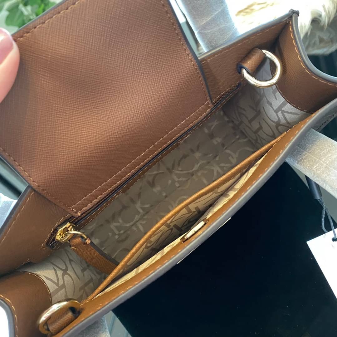 CALVIN KLEIN JEANS crossbody bag กระเป๋าถือหรือสะพาย ลายซิกเนเจอร์แบรนด์ทั้งใบ มีหูจับสำหรับถือ เปิด-ปิดกระเป๋าด้วยกระดุมแม่เหล็ก ด้านในโล่งกว้างมีช่องเล็กและช่องซิปสำหรับใส่ของจุกจิก ซับในลายแบรนด์อย่างดี มาพร้อมสายสะพายยาวปรับระดับได้ สามารถใช้ได้หลากหล