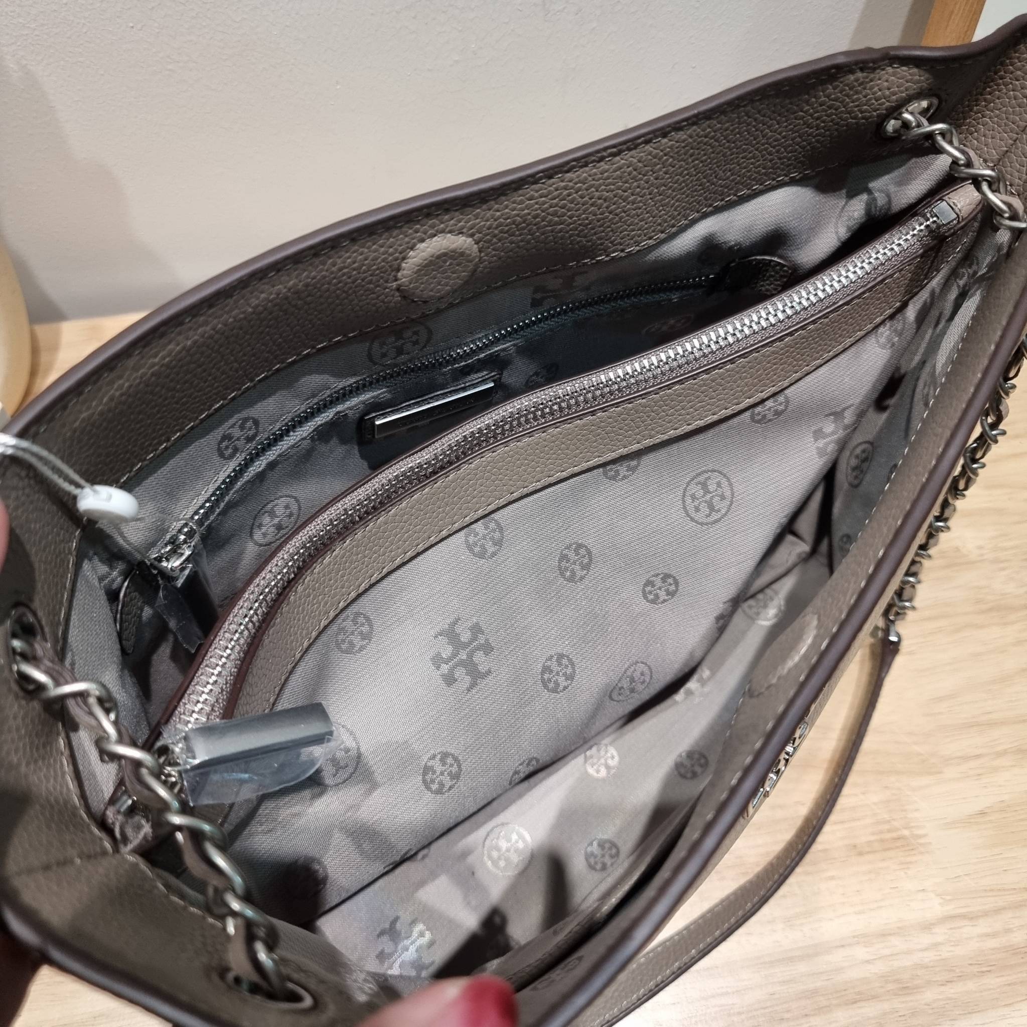 TORY BURCH BRITTEN SMALL SLOUCHY TOTE / TORY TOTE BAG / TORY BAG พร้อมส่ง กระเป๋าสะพายตัวแม่ รุ่น top ที่สวยดูแพง ใช้งานสะดวกมาก ดีไซน์ออกมาได้เรียบหรู ผู้ดี