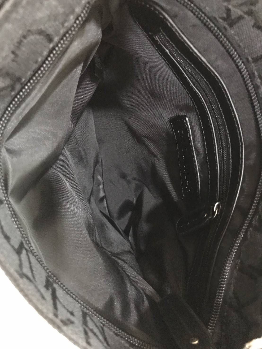 CALVIN KLEIN JEANS CROSSBODY BAG กระเป๋าสะพายรุ่น Limited Edition จาก Calvin Klein Jeans วัสดุ Canvas + Polyester 100% คุณภาพดี เนื้อหนา ลาย Ck ด้านหน้ามีโลโก้ Calvin Klein พร้อมช่องซิป 1 ช่อง เปิดปิด ด้วยซิปสะดวกใช้ ภายในมีโลโก้ เเละช่องซิป ขนาดกำลังดี ใ