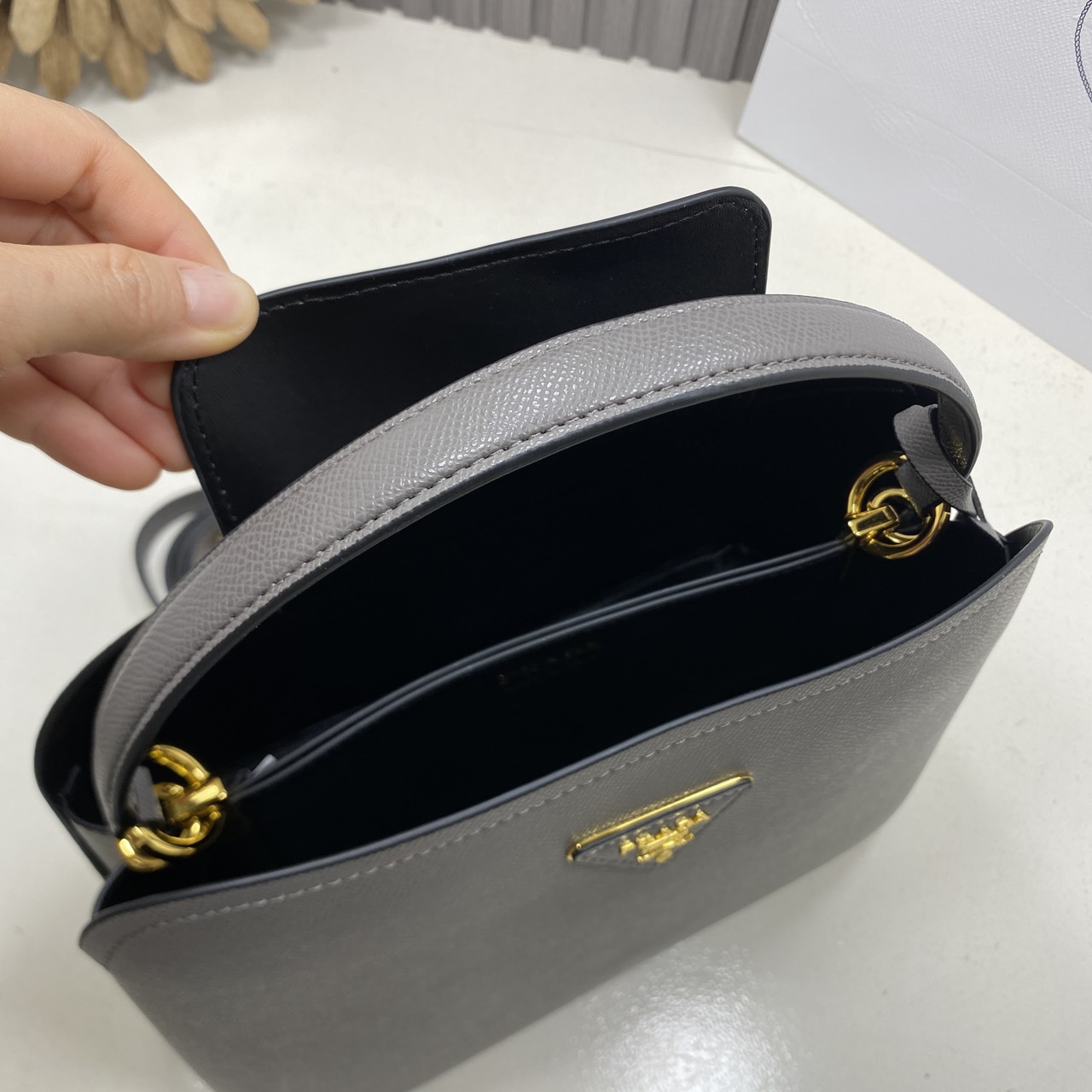 ORI หนังแท้ | Prada Matinee Medium Saffiano Leather Bag 28cm กระเป๋าสะพายทรงโฮโบสวยหรู ดีไซน์เรียบหรูตามแบบฉบับแบรนด์ ยังคงความเรียบแต่มากไว้อย่างหรูหราลงตัว ใช้งานได้หลากหลายโอกาส