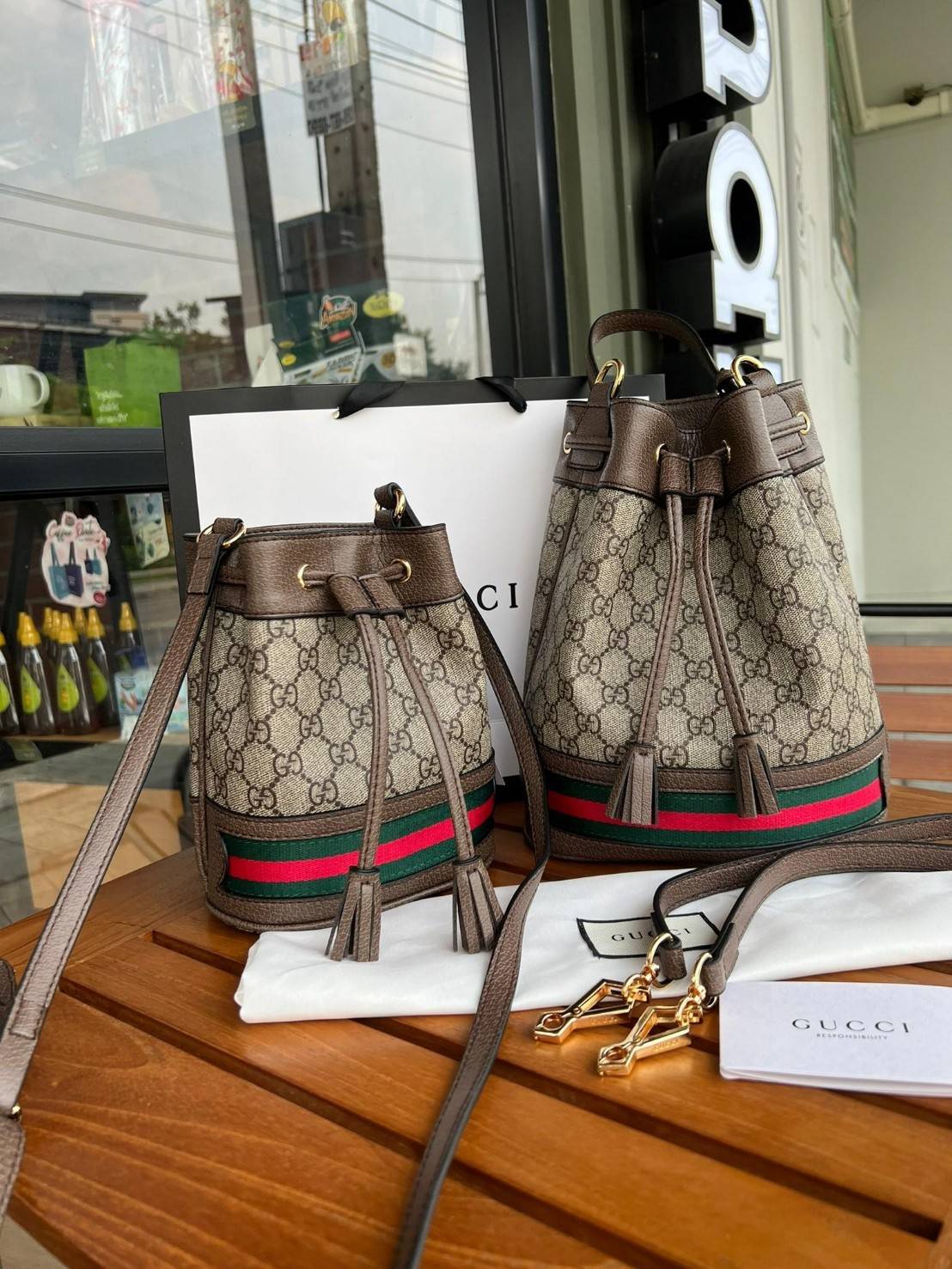 GUCCI Ophidia mini small GG bucket bag กระเป๋าถือหรือสะพายข้าง ขนาดเล็ก ทรงขนมจีบ วัสดุผ้าใบ+หนังแท้ พร้อมแถบลายทางสีเขียวและสีแดงด้านล่าง ด้านในโล่ง มี1ช่องเล็ก สายยาวถอดสายไม่ได้ ปรับระดับได้ ใบนี้เรียบหรูดูดีสุดๆไม่ควรพลาดค่า