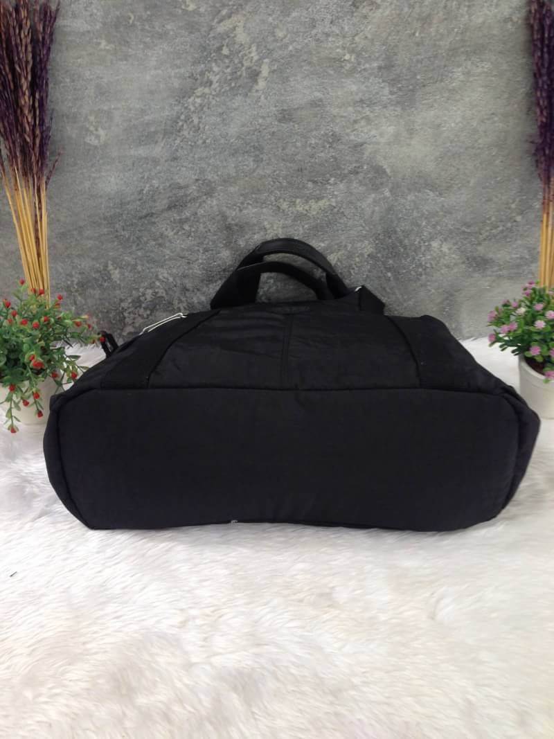 Kipling รุ่น Cicele กระเป๋าสะพายไหล่ใบใหญ่ สวยน่ารัก ตัวกระเป๋าด้านในเป็นช่องโล่งแบบปิดเปิดด้วยซิป มีช่องซิปด้านใน ด้านข้างกระเป๋า มี 2 ช่อง ปิดเปิด ด้วยเทป พร้อมที่ใส่โทรศัพท์ ปากกา และ MP 3 ในส่วนด้านใน และ ด้านข้างกระเป๋า ซ้าย-ขวา เป็นช่องขนาดเล็กสำหรั