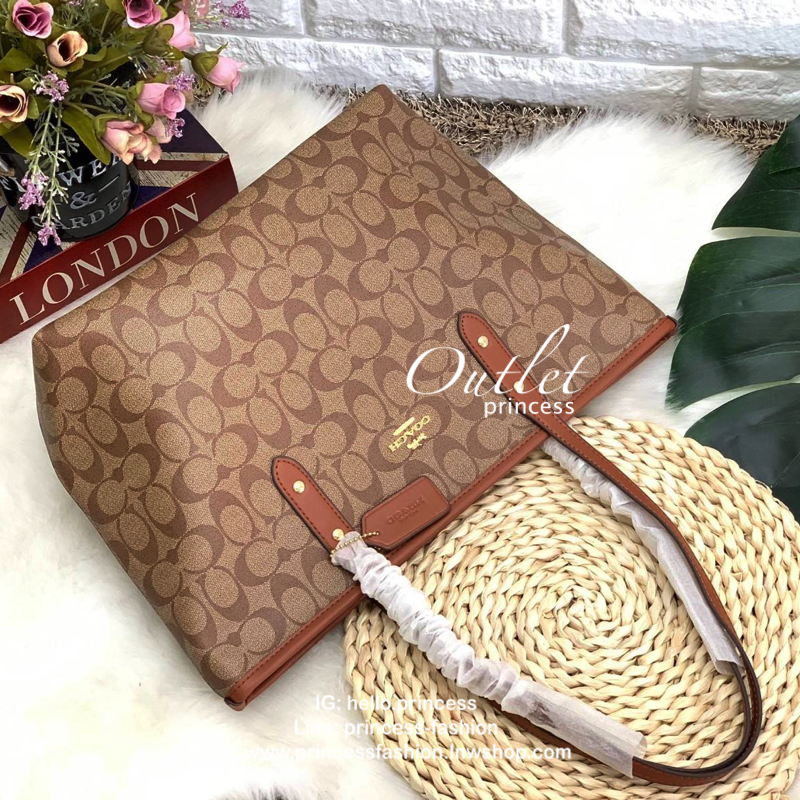 COACH CITY ZIP TOTE IN SIGNATURE BAG กระเป๋าถือหรือสะพายทรง tote ขนาดกำลังดี วัสดุหนัง pvc. เปิดปิดกระเป๋าแบบซิป ภายในกว้าง ใส่ iPad, A4 ของใช้ได้จุ มีช่องเล็ก และช่องซิปค่ะ Must Have!