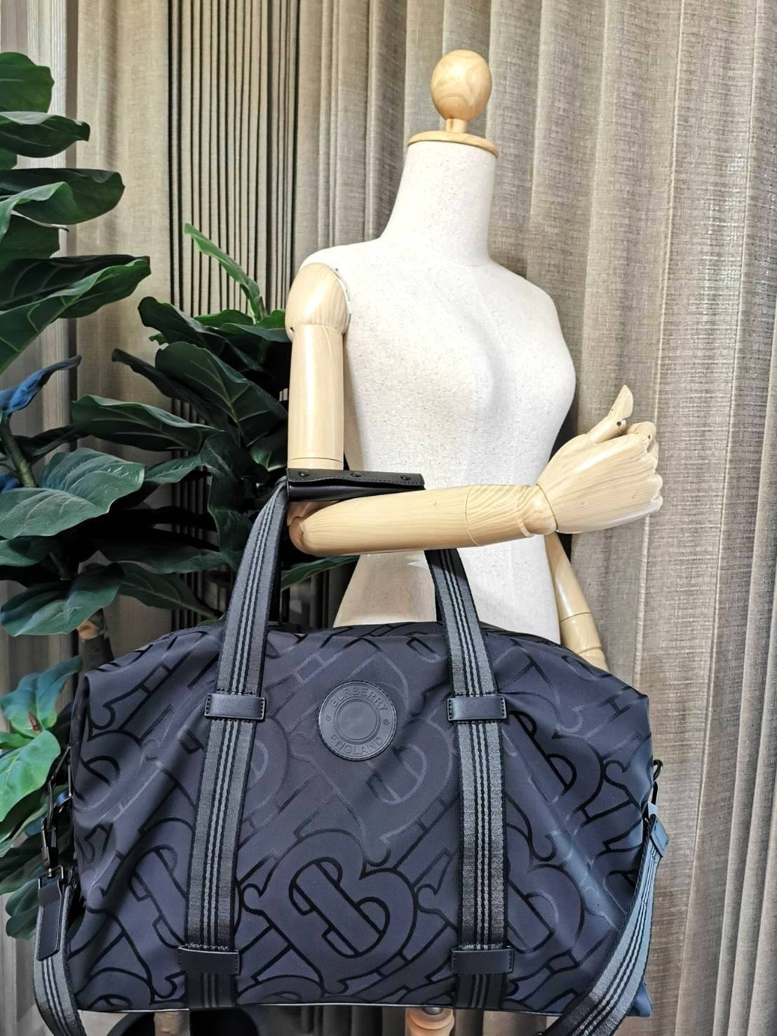 BURBERRY FRAGRANCES MONOGRAM TRAVEL BAG GIFT WITH PURCHASE GWP Limited จาก BURBERRY PURFUME COUNTER วัสดุ POLYAMIDE ขึ้นลาย Monogram คอลเลคชั่นล่าสุด ใบใหญ่จุใจแ2ต่น้ำหนักเบา ใส่สัมภาระขึ้นเครื่องเดินทางได้ ใส่เสื้อผ้า รองเท้า เอกสาร A4 iPad Notebookได้ ภ