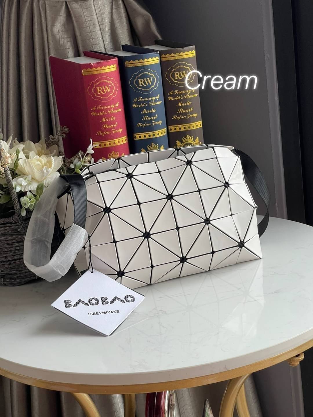 BAOBAO Issey Miyake CARTON GLOSS SHOULDER BAG มาในไซส์ขนาดกะทัดรัด โดดเด่นด้วยดีไซน์อันเป็นเอกลักษณ์ของแบรนด์ ที่สำคัญน้ำหนักเบา
