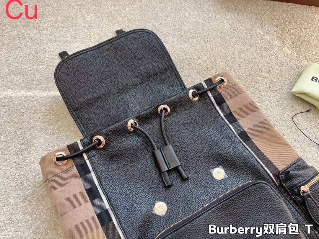 BURBERRY Rucksack Military Backpack / BURBERRY FRAGRANCES VINTAGE 2WAYS RUCKSACK BACKPACK / BURBERRY BACKPACK กระเป๋าเป้ ลาย Vintage Signature สวยคลาสสิค ภายในโล่งกว้างและช่องใส่มือถือสามารถใส่มือถือกระเป๋าสตางค์ของใช้ได้เยอะ หูจับหนัง เป็นเป้ก็ดูดีไอเท็ม