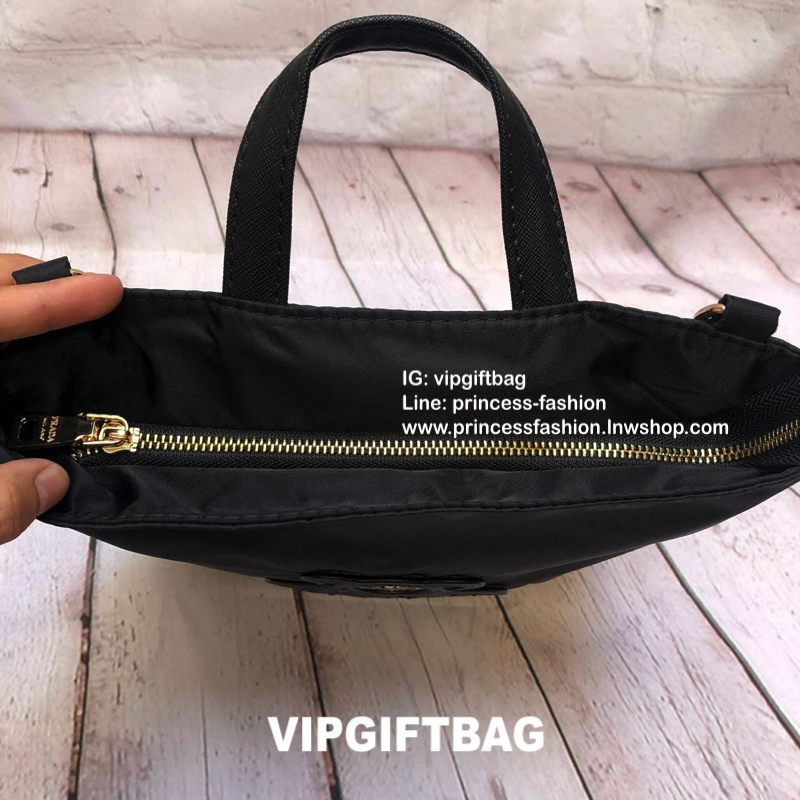 กระเป๋าสะพาย ทรง TOTE จากแบรนด์ PRADA มาค่า ตัวกระเป๋าเป็น nylon ทั้งใบ สะพายเป็น shoulder bag หรือถือได้ค่ะหรือสะพายเป็นเป้ก้ยังได้ ด้านหน้าเป็นลายหมี ปักกลิ้ตเตอร์ + logo brand ใช้แล้วสวยมากๆ อะไหล่ทองหรูมาก จุของคุ้ม ใส่หนังสือหรือของจุกจิกก็ไ้ด้หมด สว