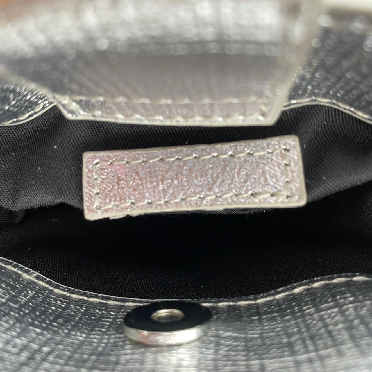 หนังแท้ BALENCIAGA Shopping Phone Pouch leather tote พกกระเป๋าช้อปปิ้งขนาดมินิ ไปทุกที่ในฤดูกาลนี้ ดีไซน์ที่ใช้ได้ทุกวันตั้งแต่หนังแบบมีเท็กซ์เจอร์ ภาพสินค้าถ่ายจากงานขายจริง ใช้งานต่างประเทศได้