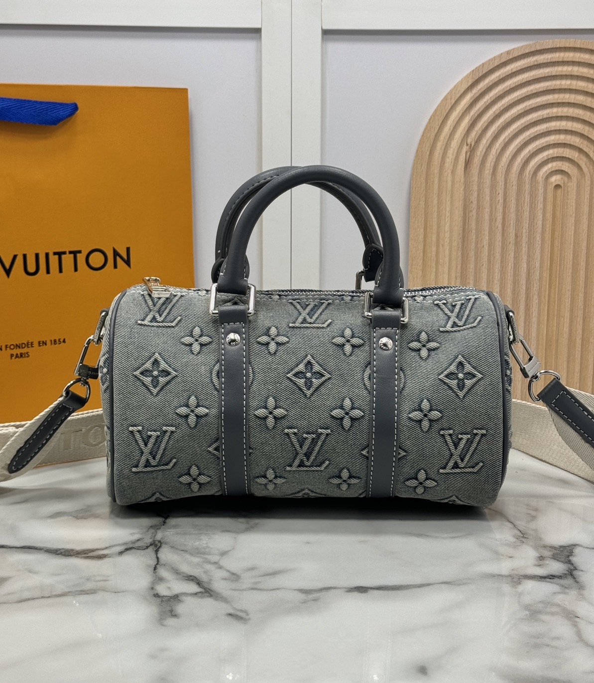 LV Bandouliere 25 Monogram Denim Bag กระเป๋าสะพายทรงหมอนเดนิมซีดสไตล์วินเทจ ปั้มนูนโลโก้ลายโมโนแกรม ใหม่ล่าสุด มาแรงม้าก! รุ่นลิมิเต็ดที่สาวๆควรได้มีสะสม