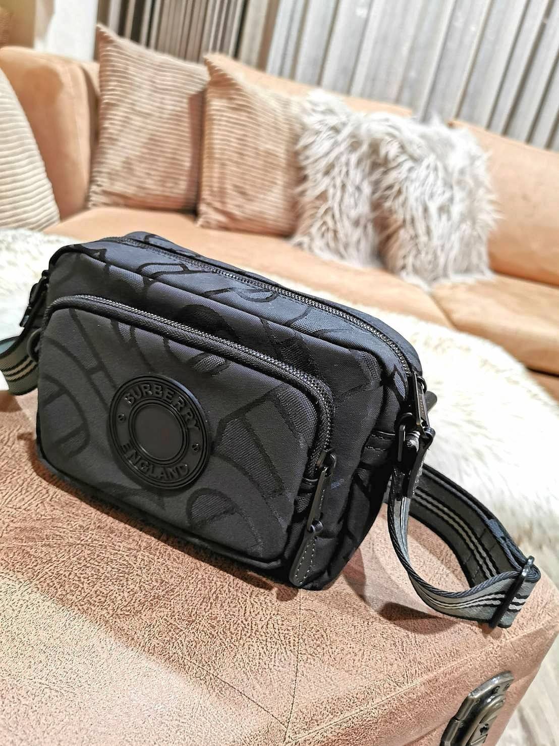 BURBERRY FRAGRANCES MONOGRAM CROSSBODY BAG VIP GIFT WITH PURCHASE (GWP) พรีเมี่ยมกิ๊ฟ Limited จากน้ำหอม BURBERRY 100% POLYAMIDE (Nylon & Canvas) ลาย Monogram น้ำหนักเบา มีโลโก้ด้านหน้าเปิดปิดด้วยซิปหัวซิปแบรนด์ ด้านหน้ามีช่องซิป ด้านหลังมีช่องใส่ของ ภายใน