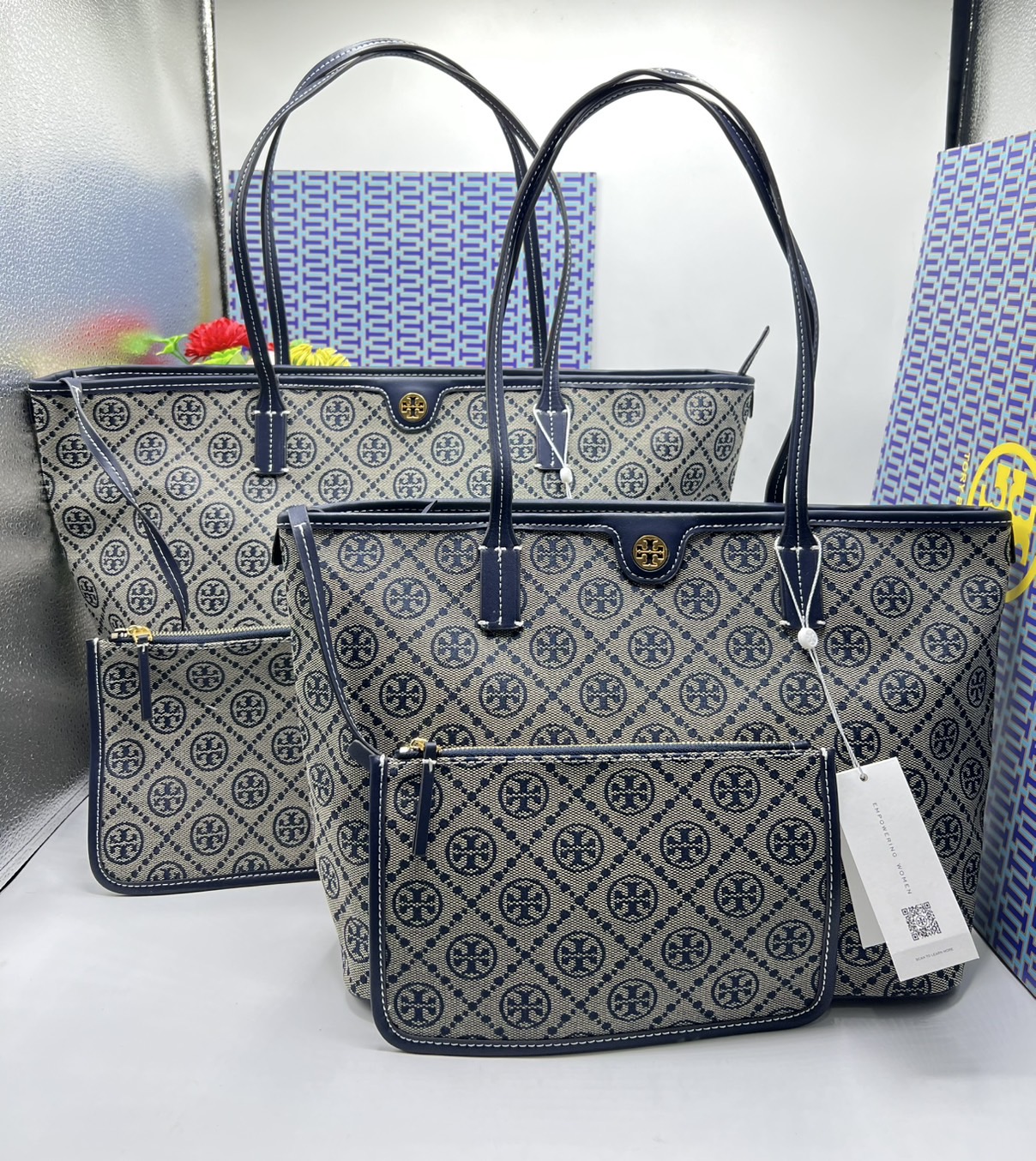 ORI หนังแท้ | Tory Burch T Monogram zip tote bag กระเป๋าทรงโท้ทใบใหญ่ทรงกว้างพร้อมใบเล็กเข้าเซ็ท งานผ้าแจ็คการ์ดตัดขอบหนัง เดอะเบสท์ เซลเลอร์!! ที่สุดของไอเท็มยอดฮิตติดอันดับ ขายดี ขายได้ตลอด ลายโมโนแกรมสุดคลาสสิค สาวๆว่าต้องมีติดบ้านจริงๆน้า