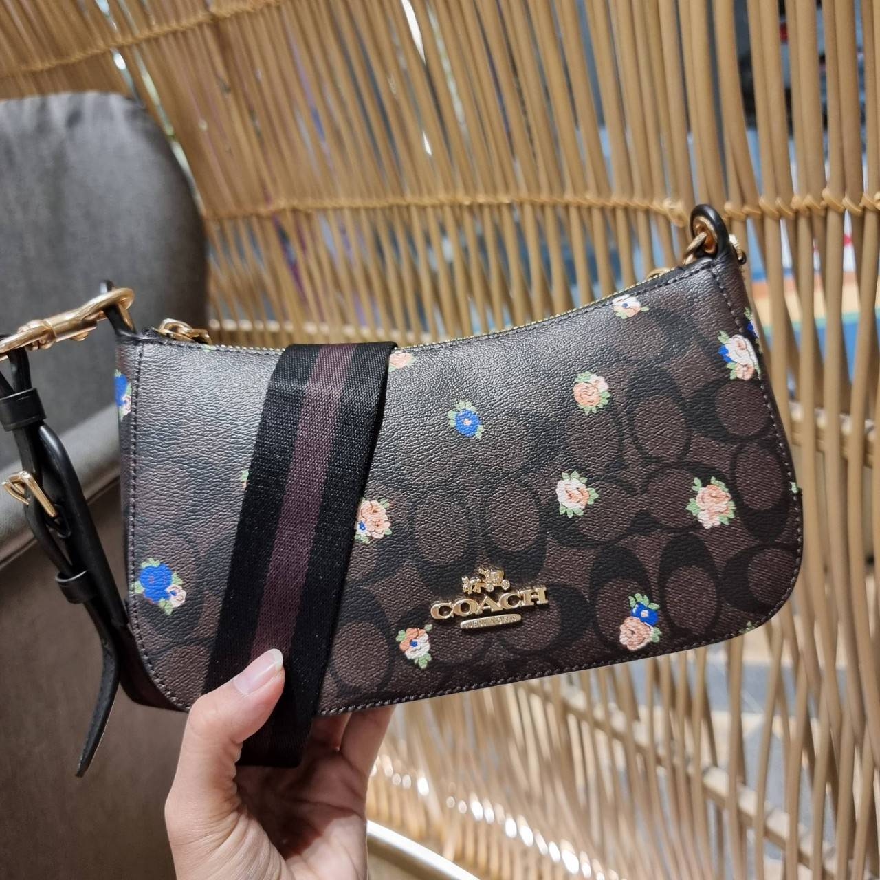 COACH C7264 C6823 C6817 JES BAGUETTE IN SIGNATURE CANVAS คอลเลคชั่นใหม่ล่าสุด พร้อมเสิร์ฟความสวยถึงบ้านเช่นเคย!! กระเป๋าสะพายทรงบาแกตต์ ดีไซน์ย้อนยุค ที่แอบแฝงความเรียบหรูดูแพงอยู่ในตัว โดดเด่นด้วยสายสะพายเส้นใหญ่ โทนสีคอนทราส ทำให้ไอเท็มนี้ดูมีลูกเล่นมาก