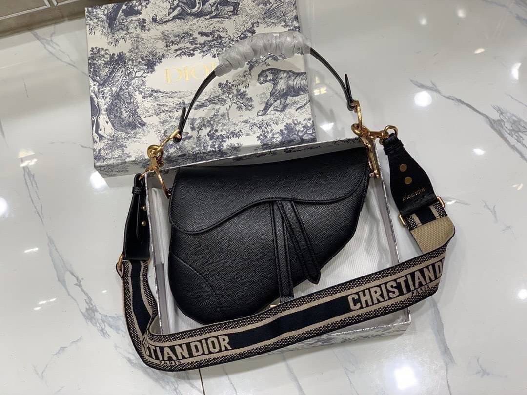 หนังแท้ DIOR SADDLE BAG Black Goatskin กระเป๋ารุ่นยอดนิยมตามแบบฉบับแบรนด์ งานทอลายคมชัด ใช้งานได้ 2 แบบ สะพายยาว CROSSBODY และสายสั้นถือได้เก๋ๆ ลุคนี้คูลสุดๆ เลยค่าา ภาพถ่ายจากสินค้าจริง! สวยมาก พร้อมส่งที่ไทยราคาสุดคุ้ม สาวๆ ห้ามพลาดค่ะ!