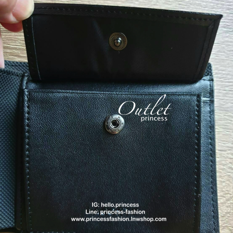 LACOSTE WALLET กระเป๋าสตางค์แบบพับ2ตอนสำหรับผู้ชาย มีช่องใส่บัตร ใส่ธนบัตรแยกเป็นสัดส่วน กระเป๋าสตางค์คุณภาพดีตามแบบฉบับของแบรนด์ มากล่อง ถุงกระดาษแบรนด์แบรนด์แข็งแรงสวยมากค่ะ ไม่ว่าจะใช้เองหรือเป็นของขวัญก็สุดคุ้มและน่าใช้ ห้ามพลาดเลยค่า