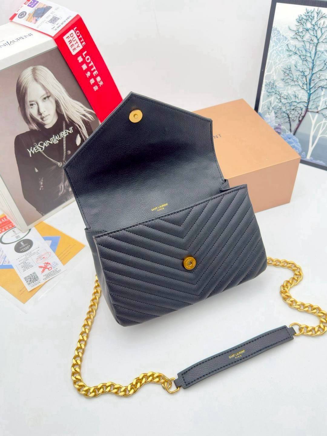 YSL College Medium in quilted leather Bag กระเป๋าสะพายไหล่ ดีไซน์ทรงสวยหรู ดูแพง วัสดุหนังลายคาร์เวีย เปิด-ปิดด้วยกระดุมแม่เหล็ก ภายในโล่งกว้าง แบ่งสัดส่วนไว้อย่างดี มาพร้อมหูจับในตัว