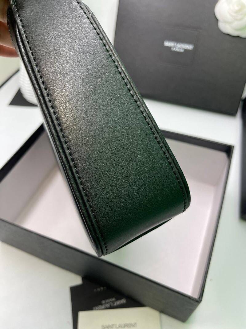 3สี VIP GIFT 】หนังแท้ Saint Laurent Le 5 à 7 Leather Hobo Bag รุ่นยอดนิยม รุ่นหายาก รุ่นที่สาวๆตามหา ใบนี้เลย!! สวยหรู กระเป๋าสะพายไหล่ ดีไซน์อยู่ทรง คลาสสิคแฝงความหรูด้วยโลโก้สีทองอร่ามโดดเด่น วัสดุหนังเรียบ สาวๆที่รออยู่ต้องรีบจัด รีบมีเป็นของตัวเองกันน