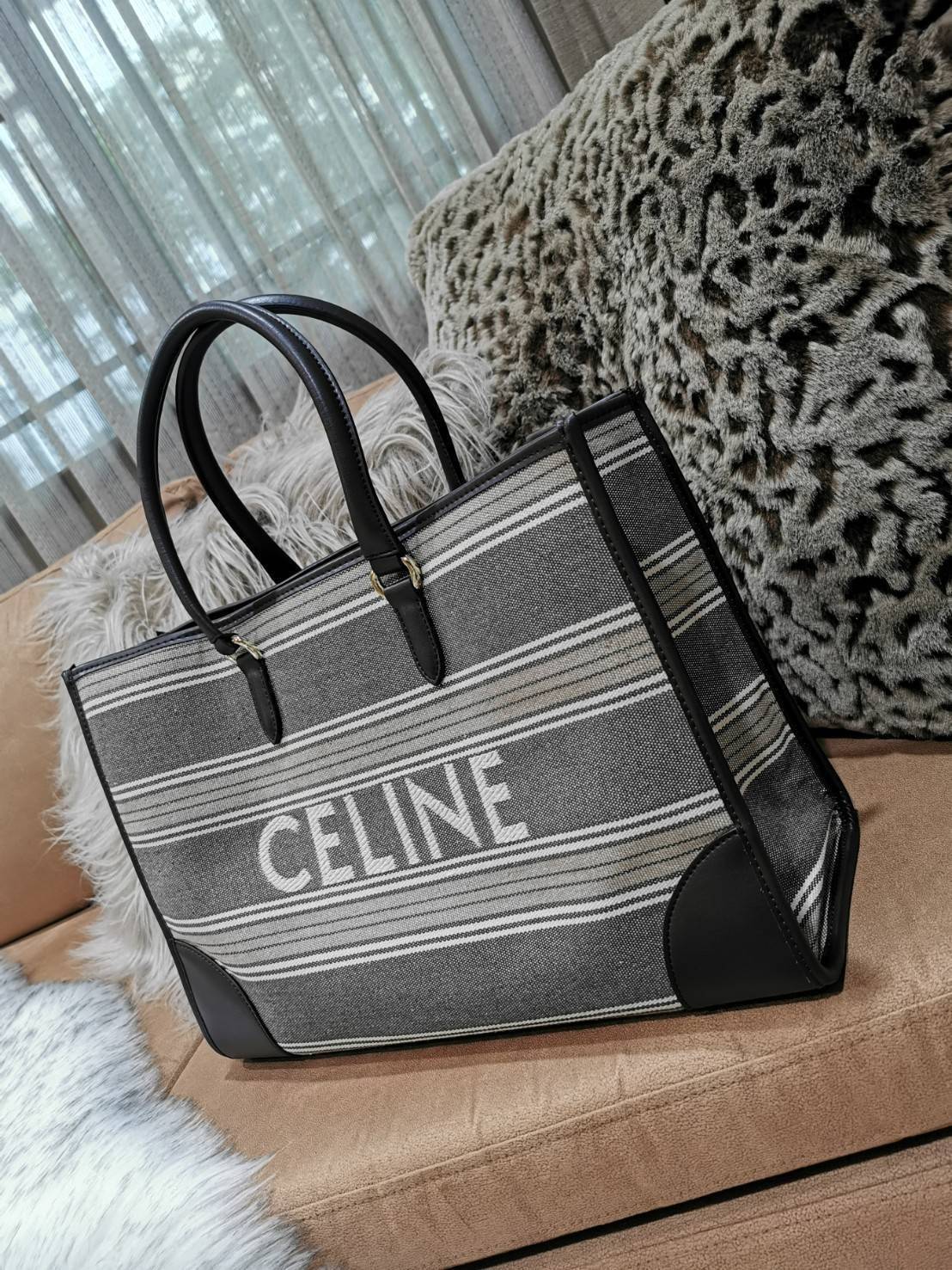 CELINE LARGE TOTE BAG VIP GIFT WITH PURCHASE (GWP) กระเป๋าพรีเมี่ยมกิ๊ฟ Limited จาก CELINE HAUTE PARFUME DUTYFREE COUNTER วัสดุ CANVAS ตัดหนังในดีไซน์ Casual สวยหรูสุดคลาสสิคใบใหญ่กำลังดีใส่สัมภาระได้เยอะ เปิดปิดด้วยกระดุม ภายในโล่งกว้าง มีช่องซิปและช่องใ