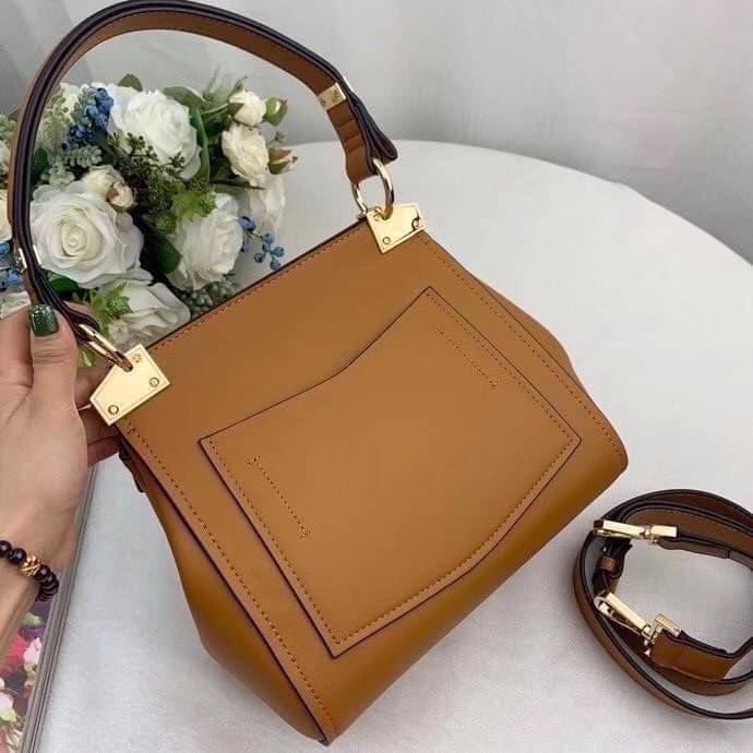 หนังแท้ Givenchy Mini Mystic Calfskin Leather Satchel / Givenchy Top Handle Bag กระเป๋ารุ่นใบใหม่จากแบรนด์หรู การออกแบบเชิงมุมโดดเด่นด้วยแผ่นปิดสามเหลี่ยมที่มีรายละเอียดพร้อมการปิดด้วยแม่เหล็ก double-G พกติดตัวไว้ที่หูหิ้วด้านบนหรือสวมสายสะพายทรงเรียวเพื่