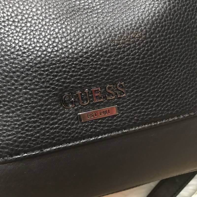 GUESS DRAWSTRING BUCKET BAG WITH STRAP กระเป๋าถือหรือสะพายทรง วัสดุหนังแกะสังเคราะห์ นิ่มสวยอยู่ทรง ด้านหน้าประดับโลโก้ เปิดปิดแบบ Drawstring มาพร้อมสายสะพาย 2 แบบ ทั้งสายสั้น สะพายไหล่และสายยาว crossbody ปรับระดับได้ ภายในกว้างมีช่องซิป และโลโก้ ใส่ ipad