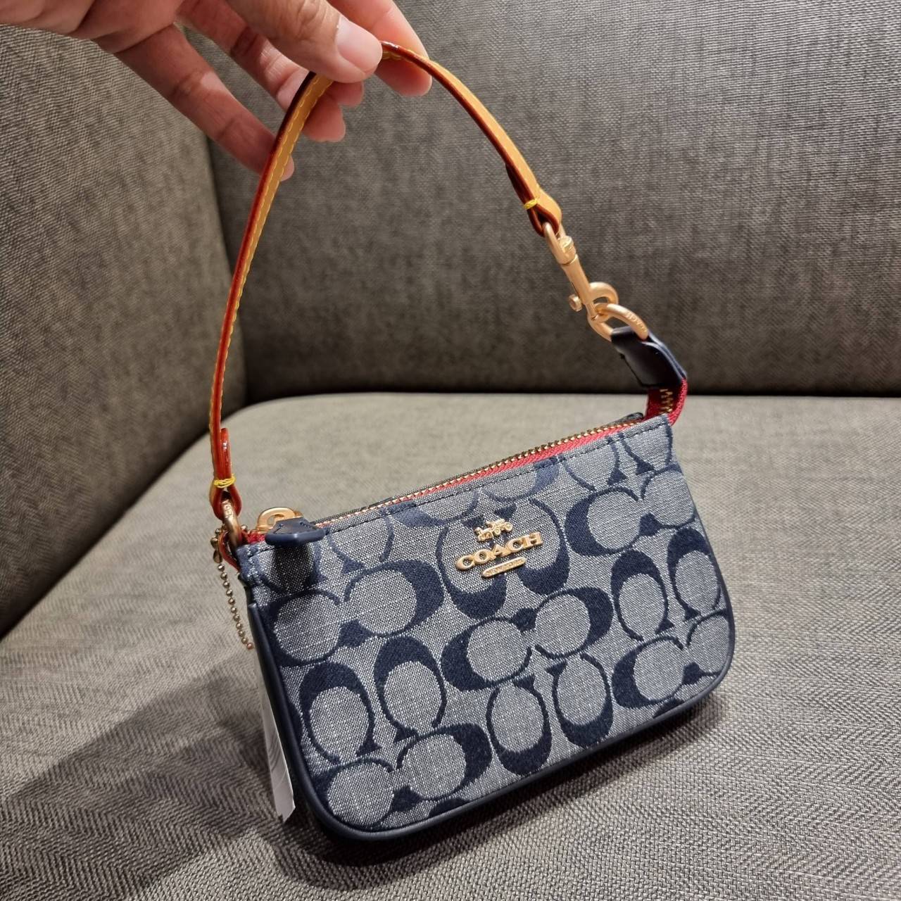 COACH C8665 NOLITA 15 IN SIGNATURE CHAMBRAY คอลเลคชั่น rare item น่ารักน่าใช้ ในสไตล์คลาสสิค กระเป๋าทรงพอชขนาดมินิ กึ่งคล้องมือใช้ได้ 2 สไตล์ ปรับสายให้มาเกี่ยวฝั่งเดียวเพื่อใช้เป็นคล้องมือ หรือปรับเกี่ยวอีกฝั่งใช้คล้องแขนก็เก๋มากมาย วัสดุผ้าแชมเบรย์ สวยค