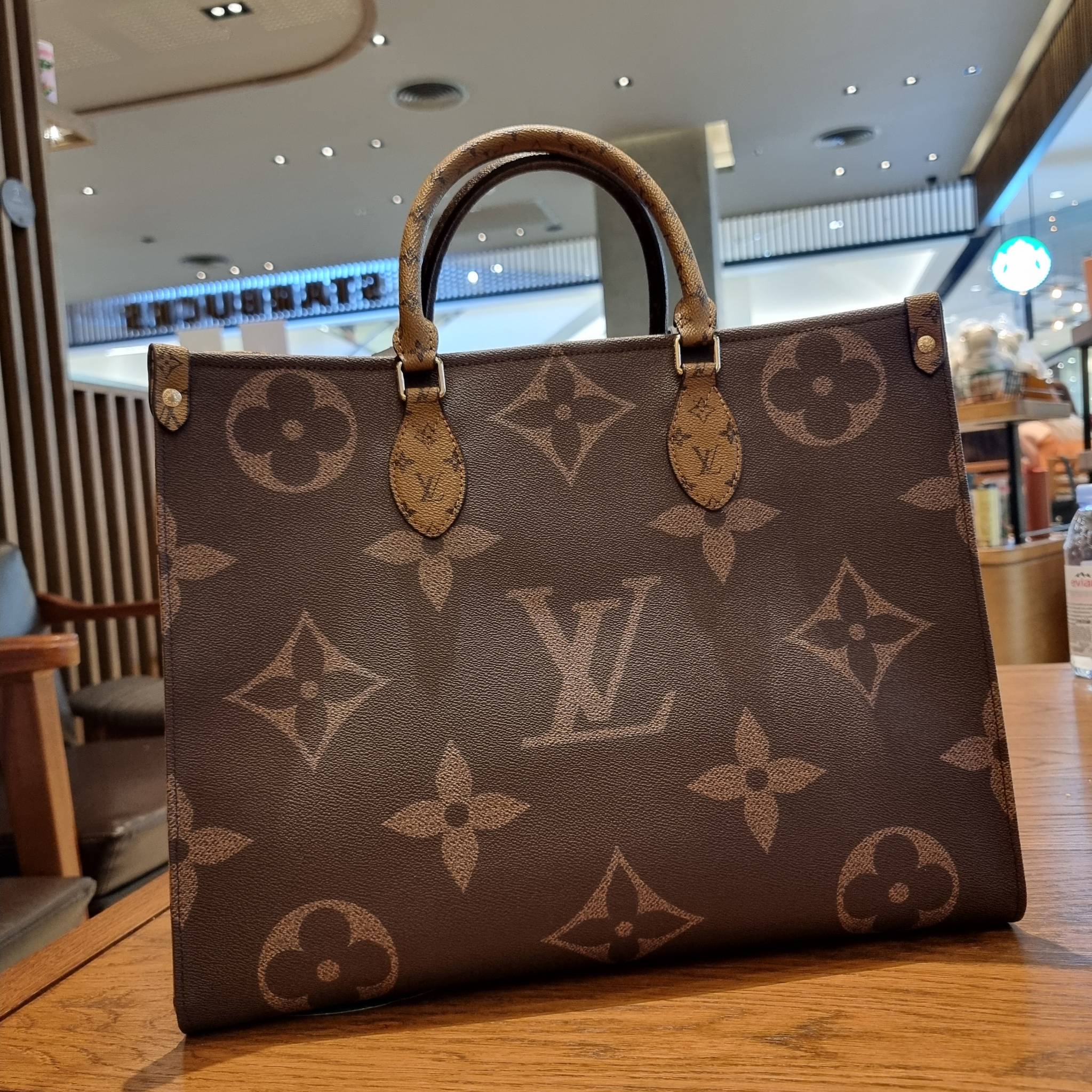 LV crossbody tote bag 10" 16" สเปเชี่ยล gift box set ในราคาที่แสนดี น่าคบหา!! สุดคุ้มและสวยที่สุดยันกล่อง!! ได้ไปยังไงต้องร้องว้าว!! กระเป๋าทรงโท้ทที่สาวๆตามหา ดีไซน์คลาสสิค ผู้ดี หรูหรา โทนสีใช้งานง่าย ได้ทุกลุค ทุกสไตล์ วัสดุหนังแคนวาสคุณภาพ ม