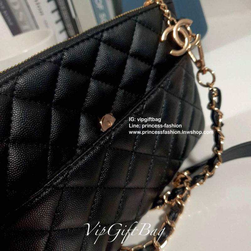 กระเป๋าคลัทช์&ครอสบอดี้ **ทรงหรู จากงาน CHANEL VIP GIFT(GIFT WITH PURCHASE) จากเคาเตอร์ต่างประเทศ จากแบรนด์ CHANEL ลายหนัง CAVIER ของแท้ 100% ด้านหน้าประดับโลโก้แบรนด์สีทอง เปิดปิดด้วยซิป อะไหล่ทอง ด้านในปั้ม MADE IN ITALY ด้านหนึ่งเป็นช่องซิปใส่โทรศัพท์ไ