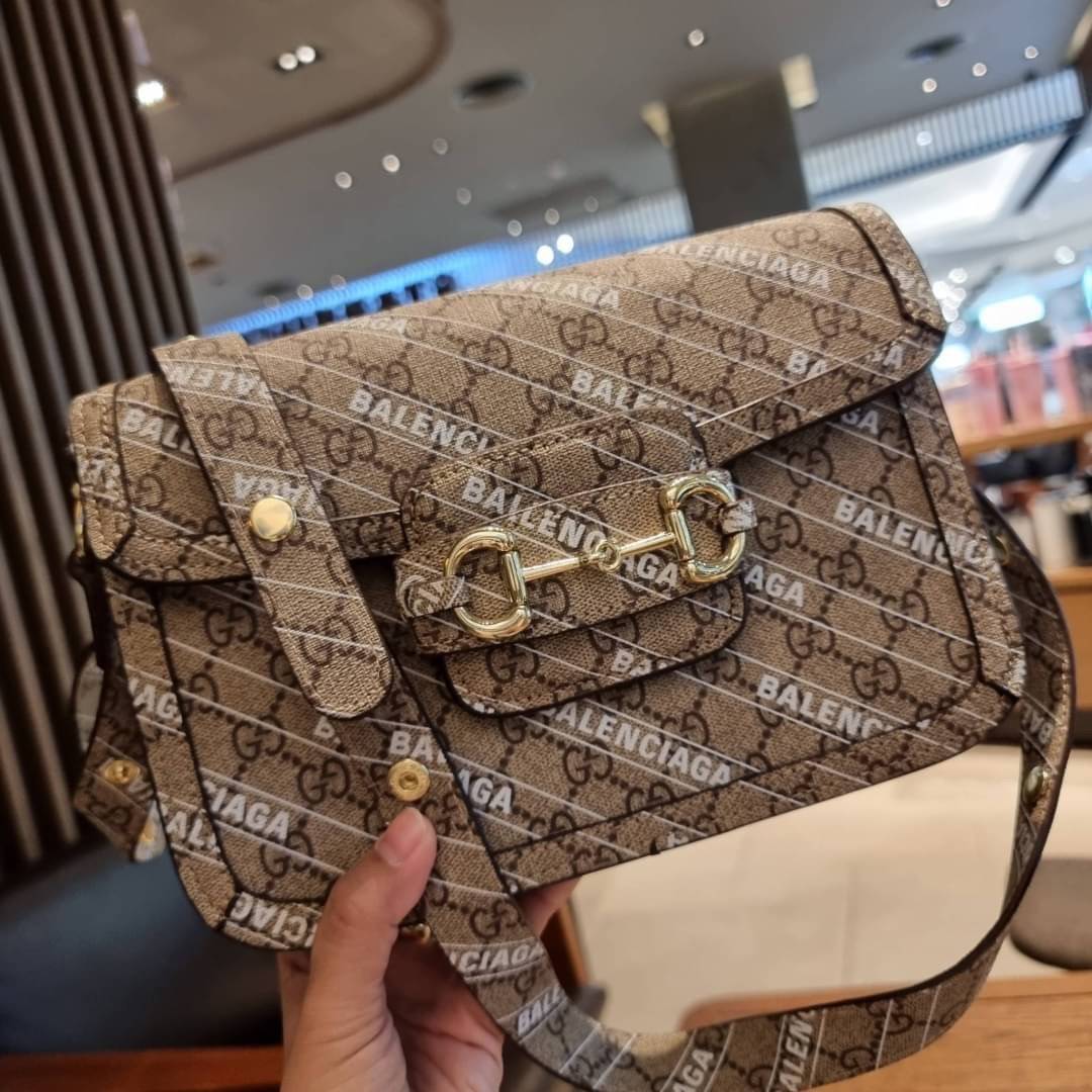 GUCCI x Balenciaga Horsebit 1995 รุ่นเด็ดสุด!! ฮ็อตสุด!! ที่ไม่ว่าใครก็ต้องรอคอย กับโปรเจคสุดเลิศ Balenciaga × Gucci strap shoulder bag กระเป๋าสะพายไหล่/สะพายข้าง ดีไซน์ใหม่ที่คอลแลบระหว่าง 2 แบรนด์สุดโต่งในเรื่องแฟชั่น รับรองความสวยไม่โป๊ะ วัสดุหนังแคนวา