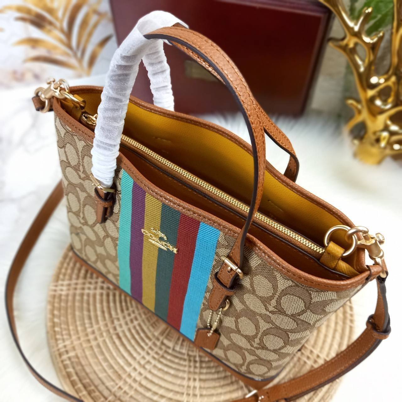 เอาอีกแล้วนะยูวว สวยน่ารักเบอร์นี้ COACH MOLLIE 25 TOTE IN SIGNATURE JACQUARD WITH STRIPES (C4086)🌺รีบมาสวยก่อนใครที่นี่เลย🤩🌈//กระเป๋าถือ กระเป๋าสะพาย ทรง TOTE ขนาดน่ารักกำลังดี ดีไซน์ใหม่ ลวดลายโดดเด่นสะดุดตา//วัสดุJACQUARDทอลาย ผ