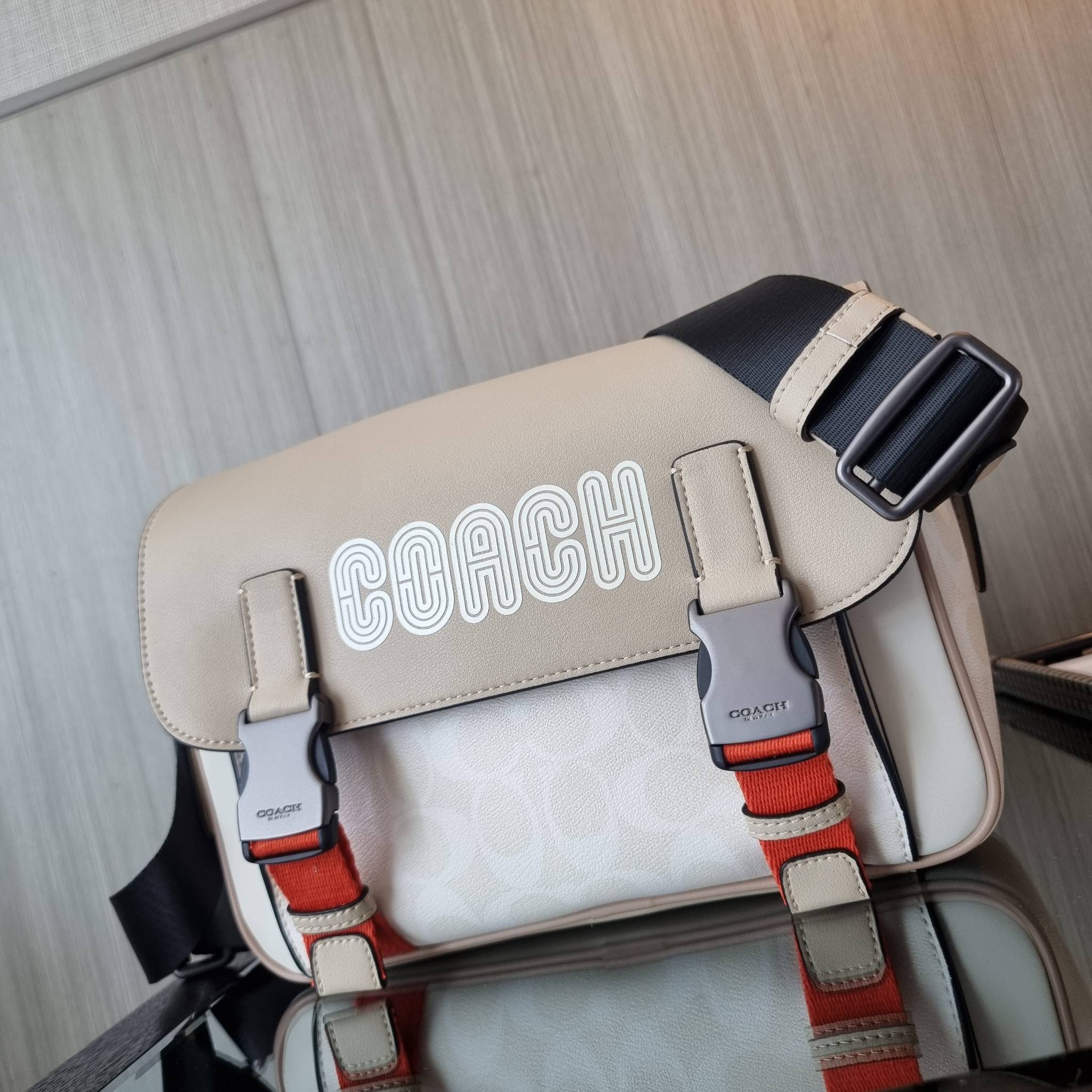 COACH TRACK CROSSBODY IN COLORBLOCK WITH COACH PATCH C6657 C8128 หล่อบอกต่ออีกหนึ่ง กระเป๋าสะพายทรงแมสเซ็นเจอร์ รุ่นเอาใจหนุ่มๆ ที่สาวๆก็อยากใช้!! ด้วยดีไซน์สีคัลเลอร์บล็อคที่โดดเด่น ทำให้ดูน่าใช้งาน วัสดุหนังแท้ สวยคมซ่อนหรู ฝากระเป๋ามีตัวล็อคแน่นหนา เปิ