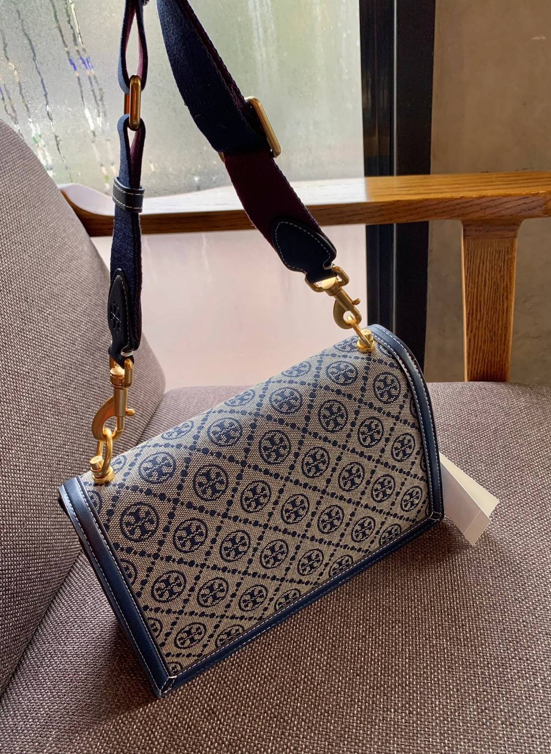 คุณภาพจัดเต็มกันเลยค่าา😘Tory Burch T Monogram Jacquard Shoulder Bag ห้ามพลาด! กระเป๋าสะพายแบบครอสบอดี้ร์ วัสดุJacquard+หนังแท้ชั้นดี ได้ลงตัวสวยงาม รูปแบบร่วมสมัยตามแบบฉบับแบรด์ได้ดีทีเดียวค่ะ! เปิดปิดกระเป๋าแบบอะไหล่แบรนด์ล็อคแม่เหล็ก