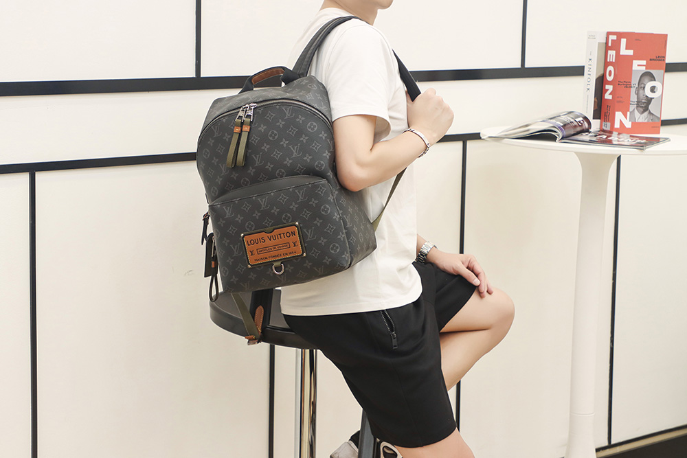 LV Discovery Backpack / LV Backpack in Black กระเป๋าเป้ งานปั้มแบรนด์ ใช้ได้ทั้งชายหญิง ภาพถ่ายจากงานขายจริง ใช้งานต่างประเทศได้
