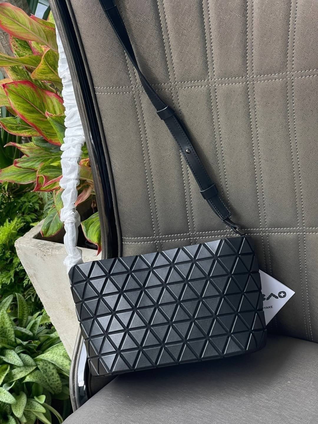 BAO BAO ISSEY MIYAKE Crystal Shoulder Bag งานดีไซน์ที่ดูเรียบง่ายทั้งรูปแบบการใช้งาน มีช่องเปิดปิดแบบซิปเพื่อให้คุณพกพาของมีค่าได้อย่างสบายใจป้องกันสิ่งของตกหล่น
