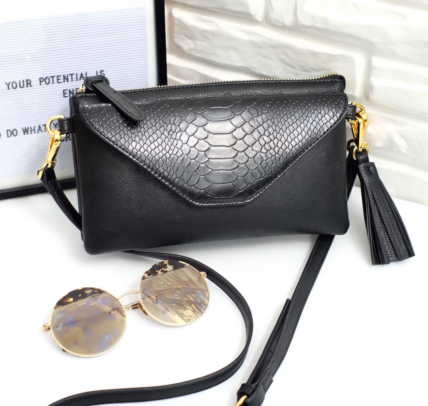 รุ่นขายดีที่สุด จนต้องทำ Size ใหม่เพิ่ม กระเป๋า สะพาย 3in1 ถือ/สะพายได้หลายแบบตามสไตล์ ใบนี้แนะนำเลยค่ะ ควรมีติดตู้ !! 😍กระเป๋า KEEP Doratry shoulder &clutch bag ตัวกระเป๋าผลิตจากหนังแกะเทียม ตัดกับ ลายงู ลายหนังชัดเจน สวย อะไหล่ทองเพิ่มความหรูให้