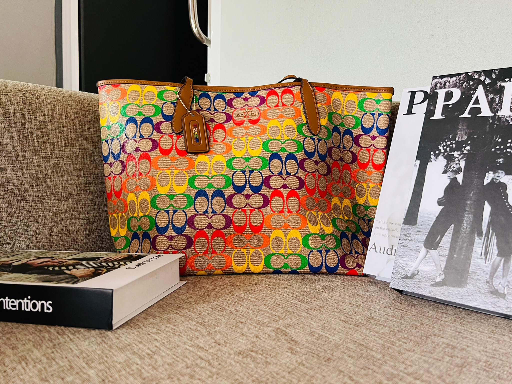 COACH CITY TOTE IN RAINBOW SIGNATURE CANVAS C4181 กระเป๋าสะพายข้างทรงโท้ทใบใหญ่ หนังลาย C สกรีนลายโค้ช รุ่นนี้ ปากกระเป๋าไม่มีชิป มีกระดุม แม่เหล็ก ด้านในมีช่องซิปไว้ใส่กระเป๋าเงินได้คะ เป็น รุ่นยอดนิยมคะ จุของได้เยอะมาก