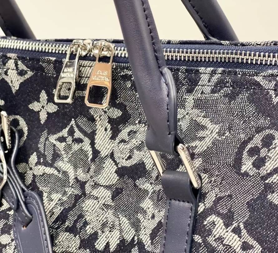 LOUIS VUITTON MONOGRAM DENIM / LV Denim Travel กระเป๋าเดินทาง อีกรุ่นขายดี!!! ของมันต้องมี ♡ มาใหม่ กระเป๋า TRAVEL BAG ใส่ของได้เยอะมาก ทรงสวย พิมพ์ลายชัดเจน มาพร้อมสายสะพายข้างสวยหรู ดูแพงคะ! พร้อมส่งที่ไทย