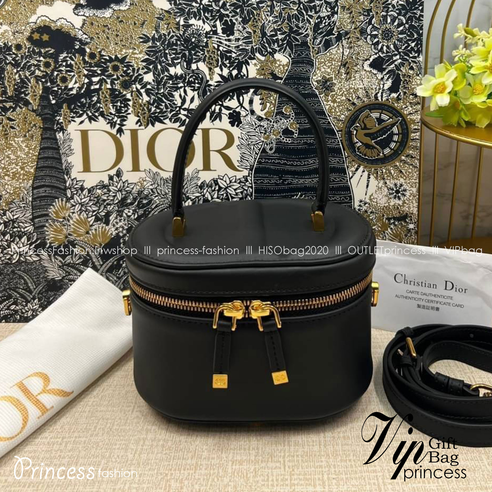 Small Dior CD Signature Vanity Case / Dior vanity 16cm กระเป๋าทรงกล่องใบเล็กกะทัดรัด ดีไซน์สวยโดดเด่น มีหูจับในตัว ภายในเป็นช่องโล่งสำหรับจัดเก็บสิ่งของเล็กน้อย เป็นอีกหนึ่งไอเท็มที่ไม่อยากให้พลาดเลยน้า