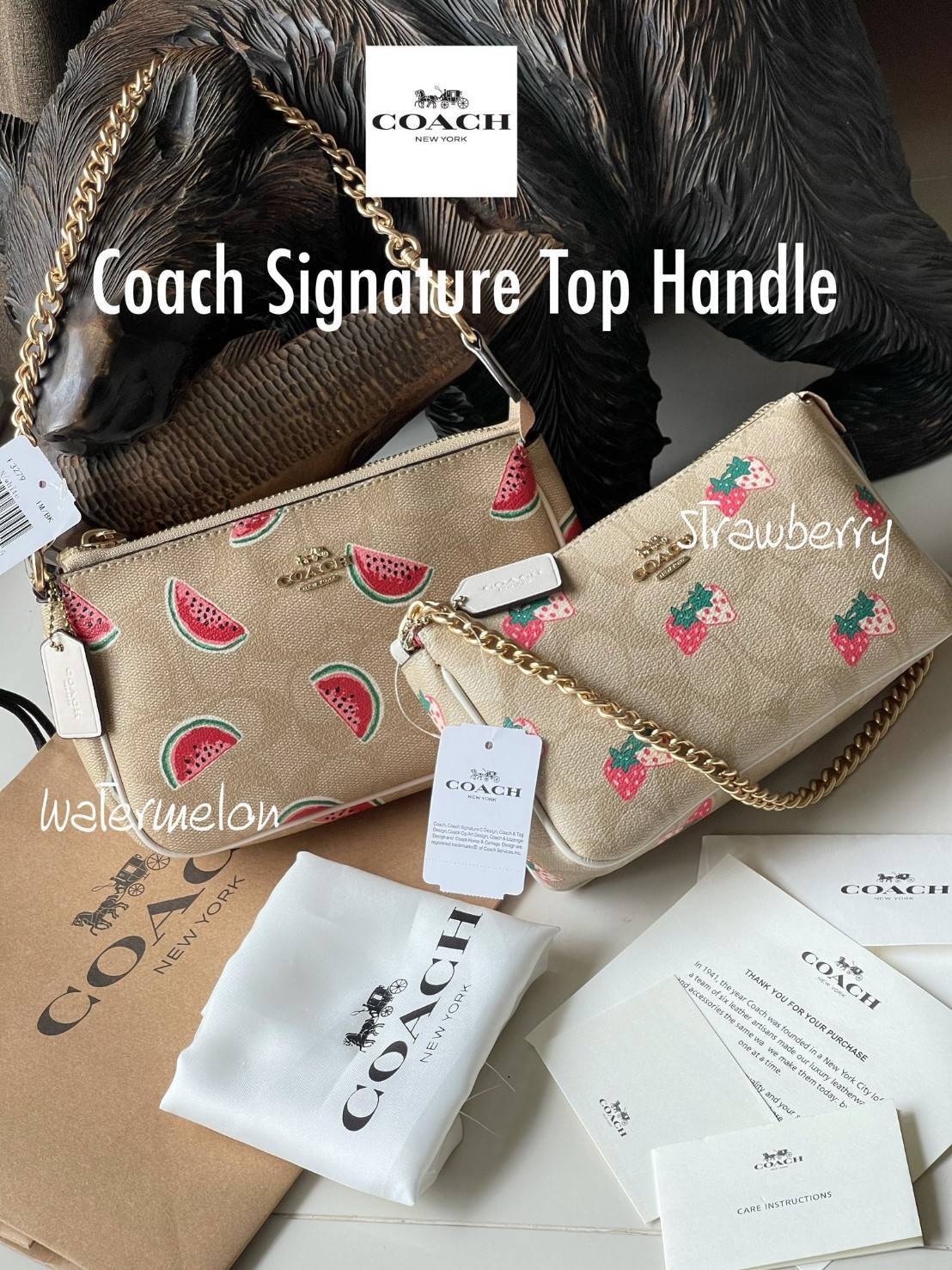 OUTLET 】Coach Signature Top Handle Coach Pouch with Strawberry, Watermelon, Ladybug พร้อมส่งที่ไทย เป็นอีกรุ่นหนึ่งที่ได้รับความนิยมในหมู่สาว ๆ ค่ะ นอกจากราคาจะไม่สูงแล้ว ยังมีรูปทรงที่น่าสนใจอีกด้วย กะทัดรัดแต่ใช้งานง่าย เหมาะกับทุกโอกาส สำหรับกระเป๋าคล้