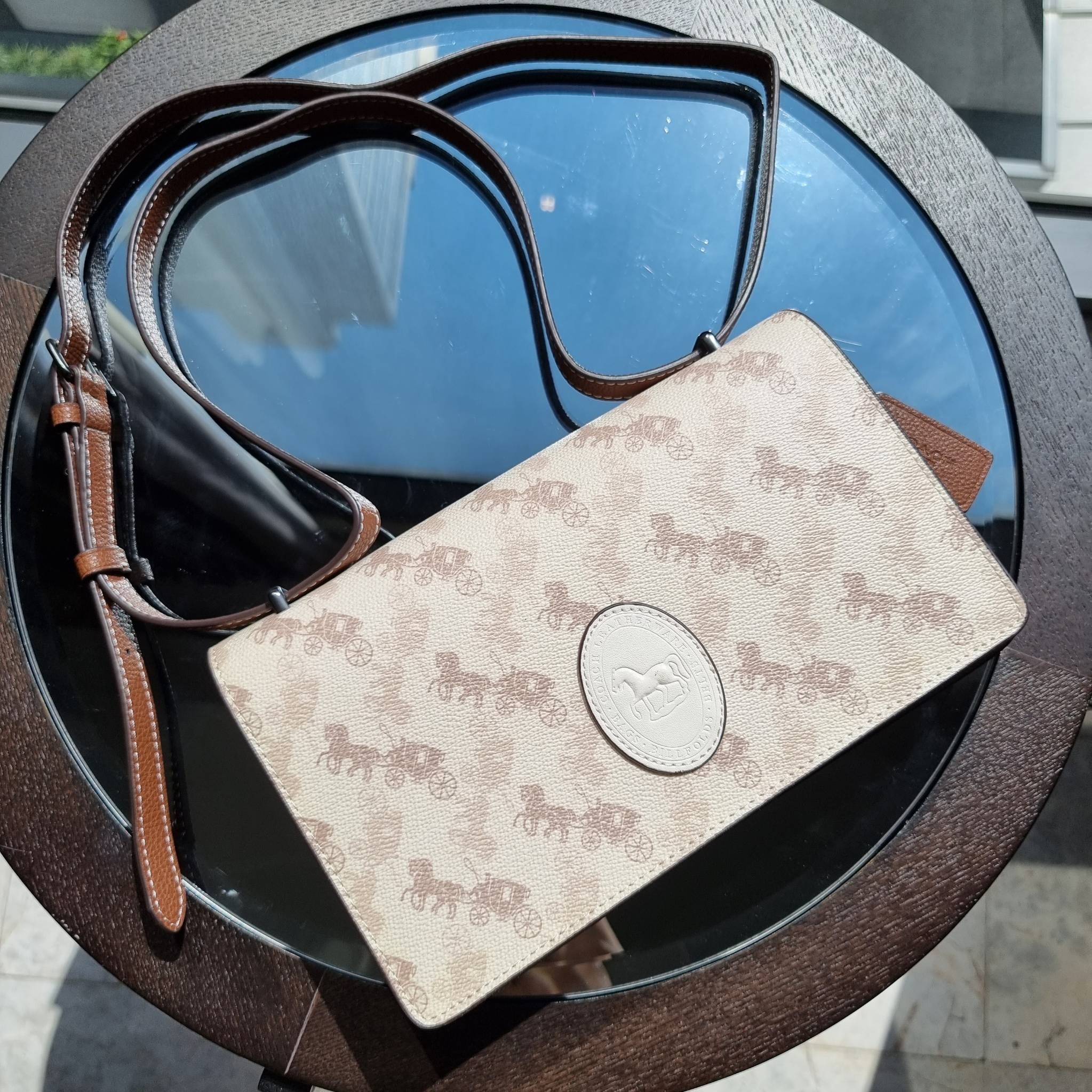 OUTLET 】COACH 88343 CAMILLE CROSSBODY WITH HORSE AND CARRIAGE PRINT AND ARCHIVE PATCH คอลเลคชั่นหายาก ที่สาวๆตั้งตารอ!! ด้วยดีไซน์ลุคผู้ดี ตกแต่งลวดลายออกมาดูโดดเด่น กับกระเป๋าสะพายที่ปรับใช้ได้หลายหลายสไตล์ สะพายไหล่สายคู่ สะพายข้างสายเดี่ยว หรือจะเอาสาย